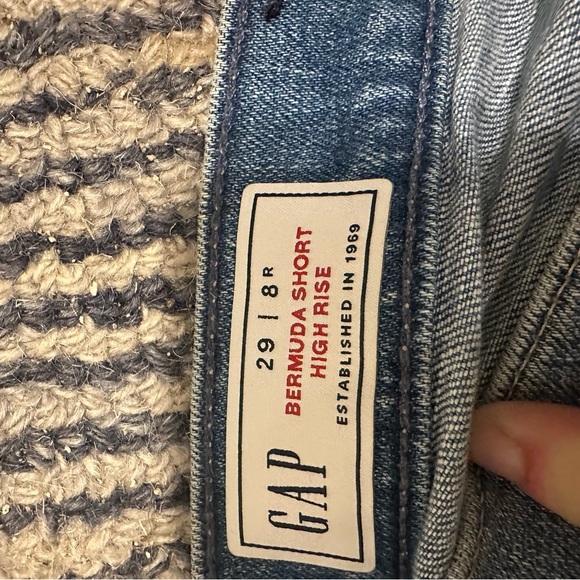 GAP High Rise Bermuda Jean Shorts Size 29 Raw Hem Distressed - Picture 3 of 3